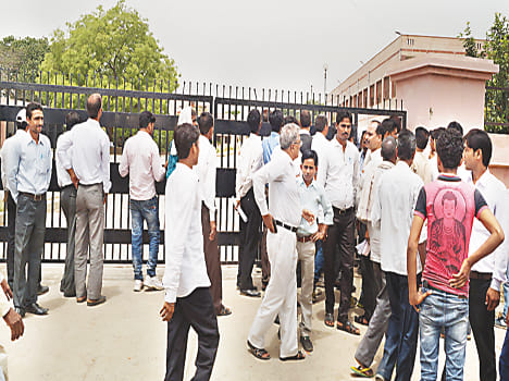 Advocates insist on strike, work stalled