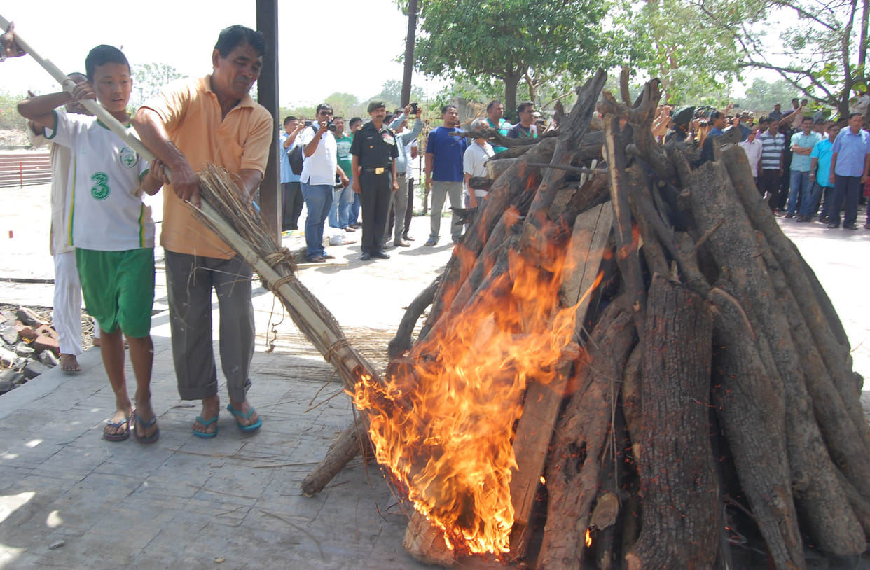  nam aankhon se dee shaheed ko antim vidaee 