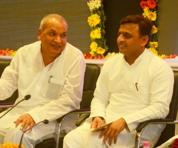 cm akhilesh will distribute charkha with laptop