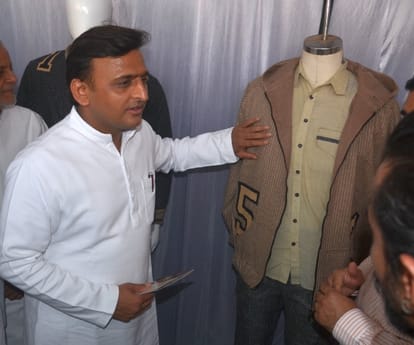 cm akhilesh will distribute charkha with laptop