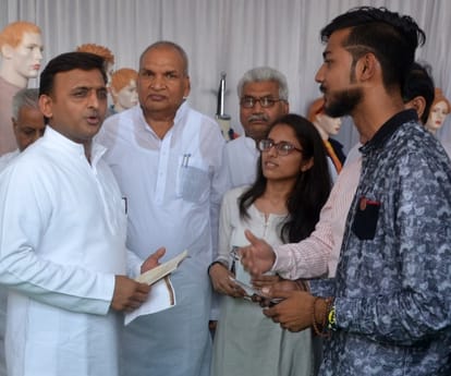 cm akhilesh will distribute charkha with laptop