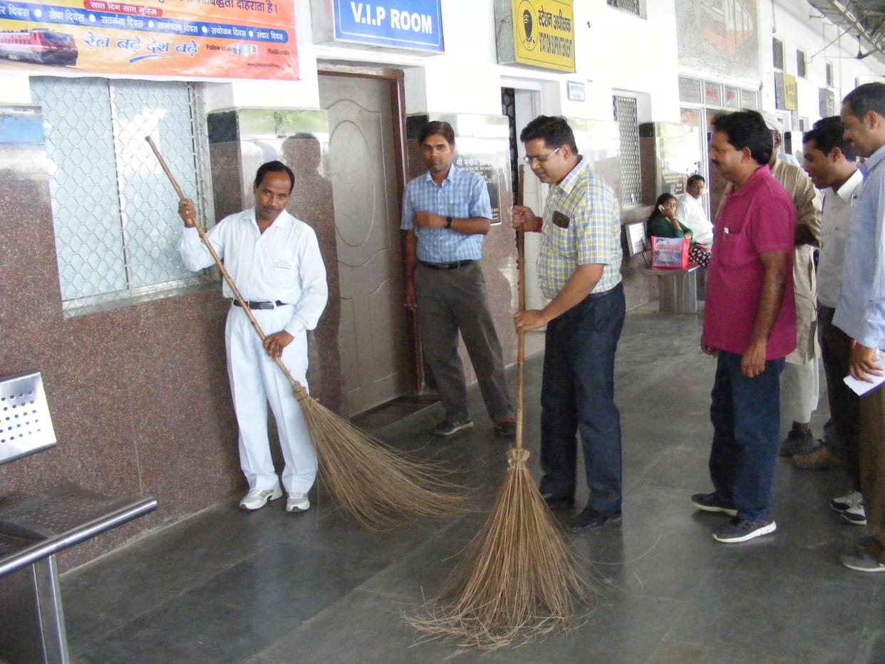 This cleaning campaign at the station!