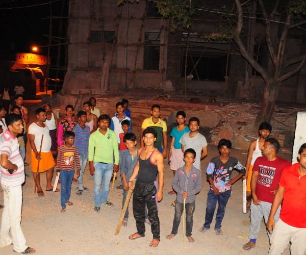 Firing between villagers and goons in a village in Lucknow.