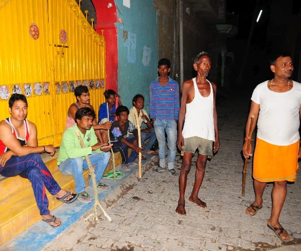 Firing between villagers and goons in a village in Lucknow.