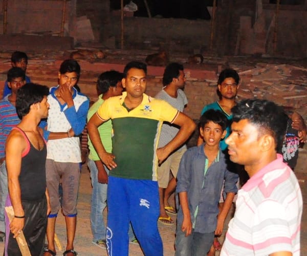 Firing between villagers and goons in a village in Lucknow.
