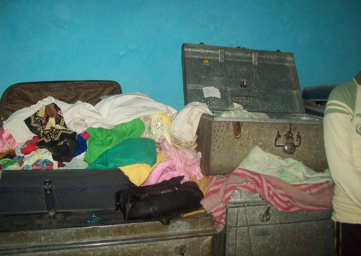 Burglars broke into the home cash, jewelery flown