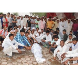 bhiwani news, secretariat, gate, dead body, protest
