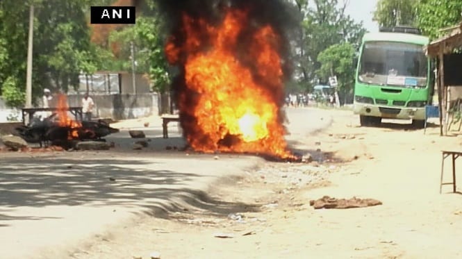 Pilot vehicle of Manjhi's convoy set on fire in Dumaria