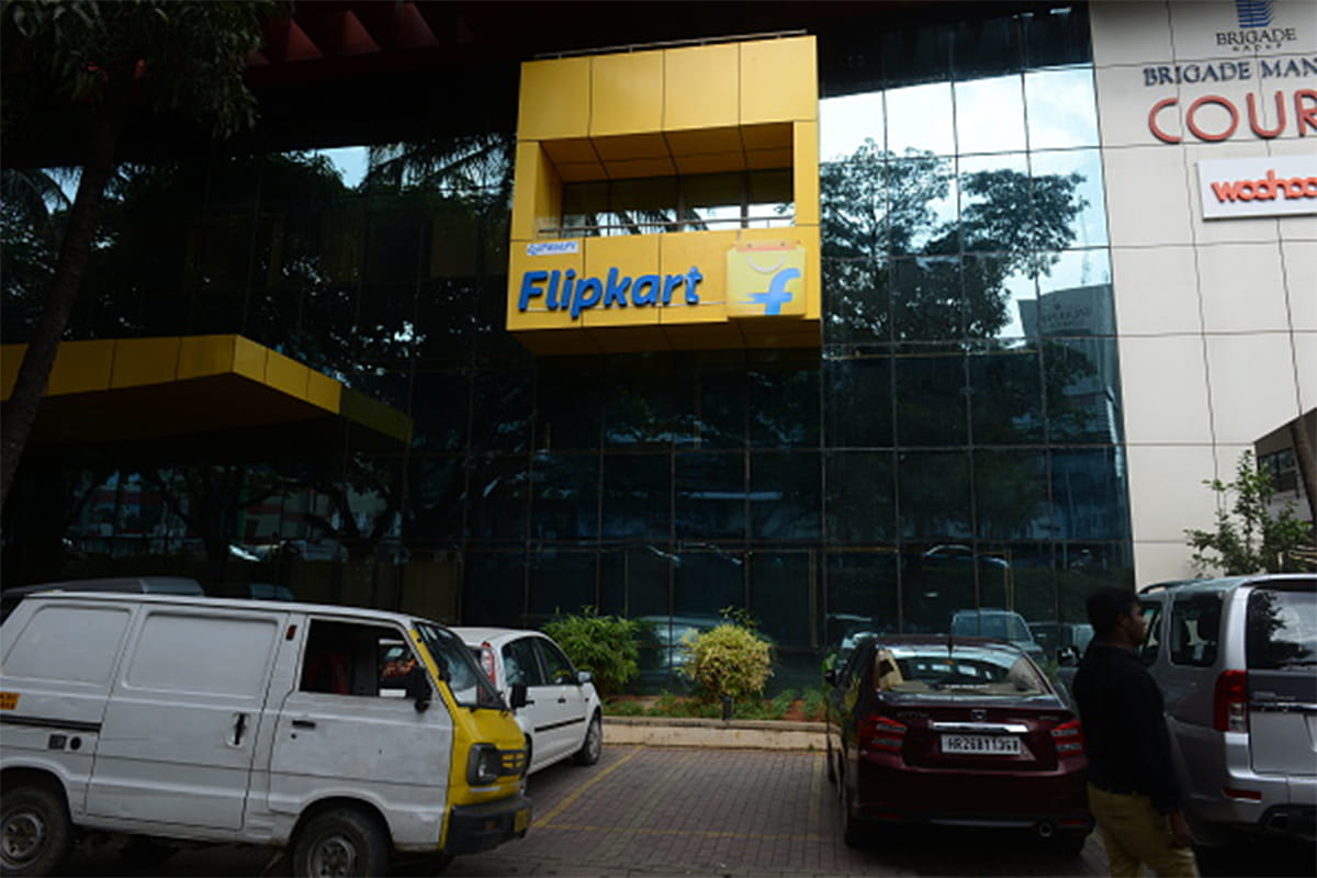 ecommerce company flipkart to opens up its offline store, plan to sell foreign brands goods