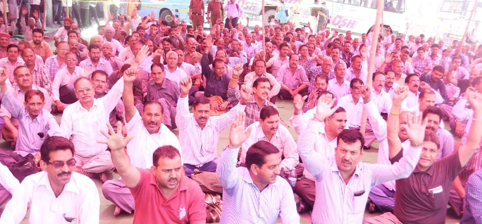 HRTC employees protest at Old bus stand shimla.