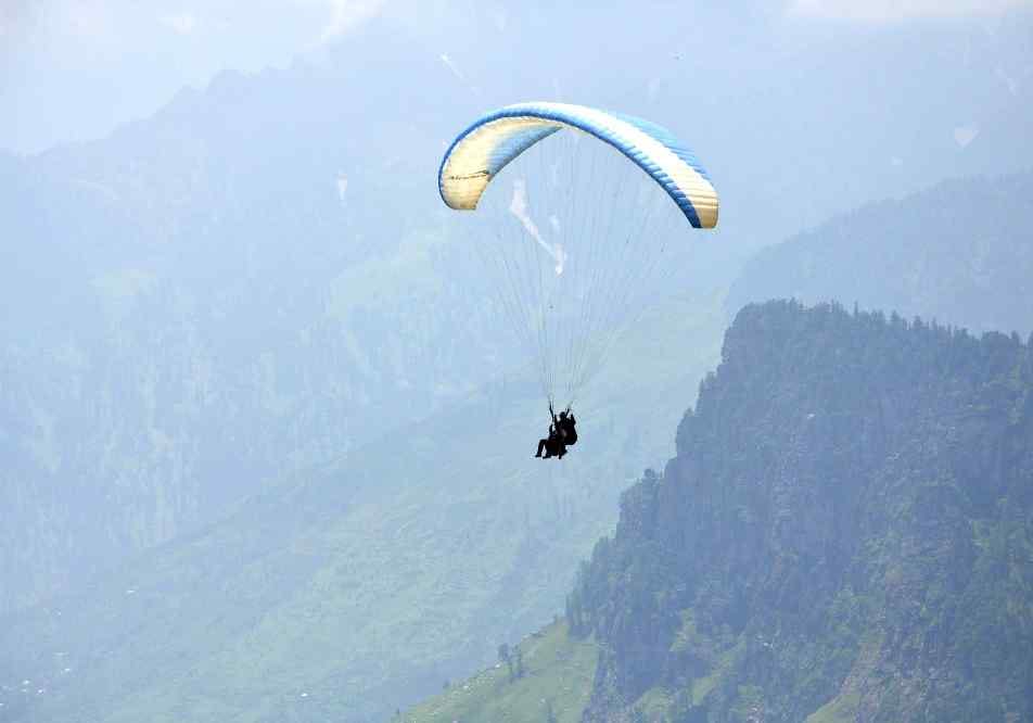 Pilgrims Done flower rain on Vishwanath temple by paragliding in uttarkashi