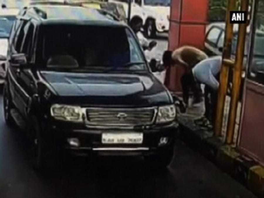 bhiwani news, crime, toll plaza, beat, loot