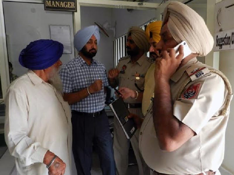 Bike riders, the elderly, looted 61 thousand rupees, Fatehgarh Sahib