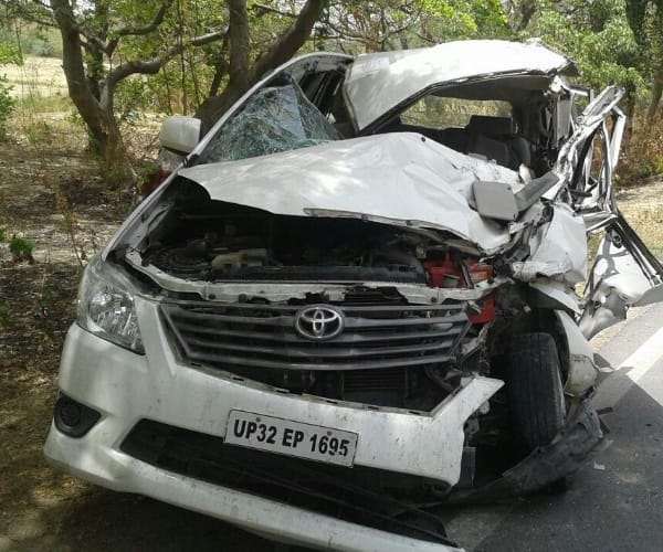 innova car accident leads two on the spot deaths