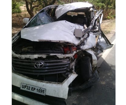 innova car accident leads two on the spot deaths