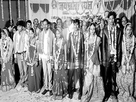 50 couples each other.Doesn't draped Garland