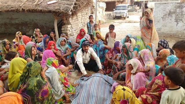 Farmers are putting water in the field of heat death