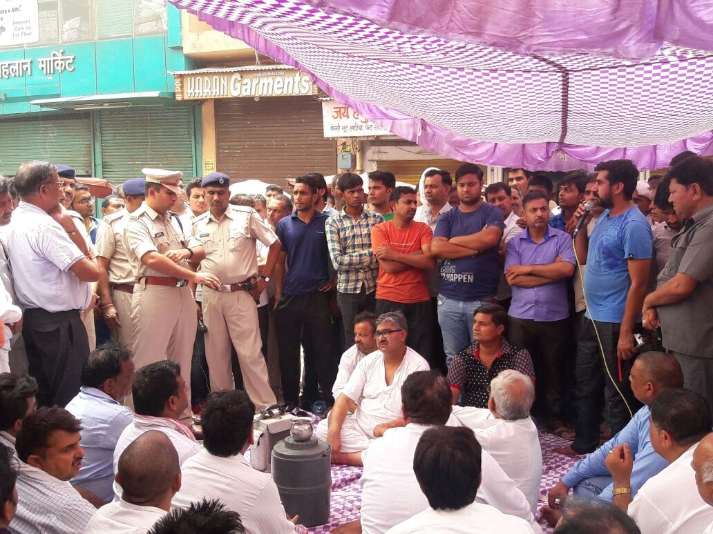 Sampla protest demanding protection money from the merchant market closed 
