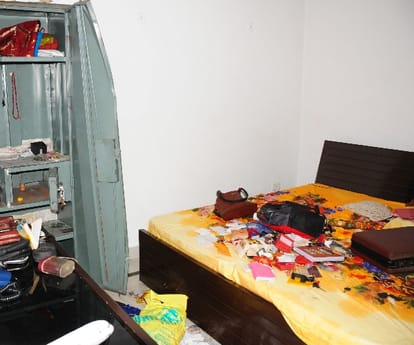 Robbery in Lucknow in Uttar pradesh.