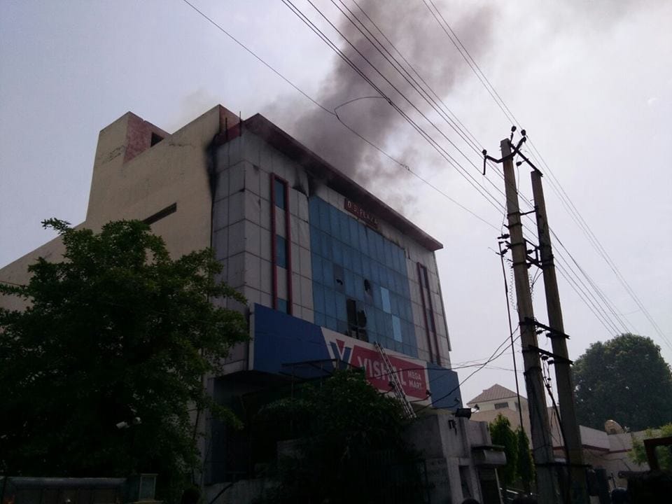 horrible fire in vishal mega mart rohtak