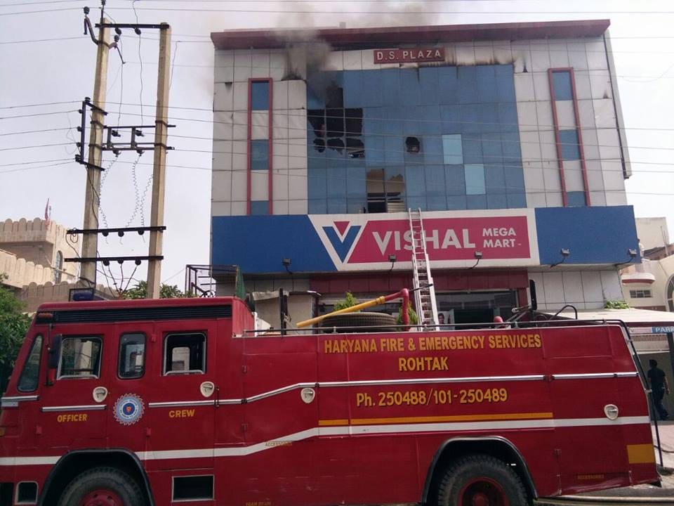 horrible fire in vishal mega mart rohtak