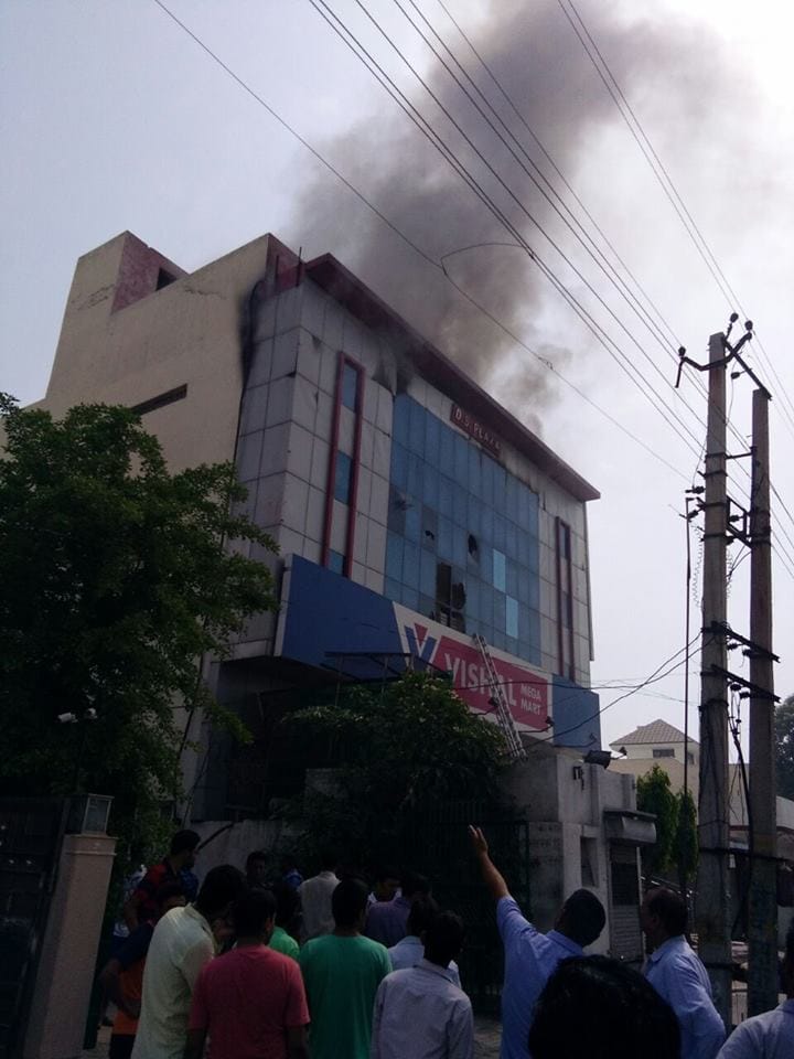 horrible fire in vishal mega mart rohtak