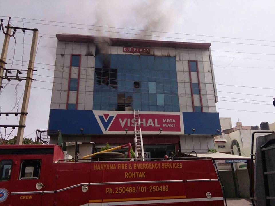 horrible fire in vishal mega mart rohtak
