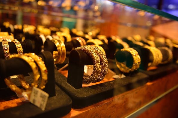 Gold falls by 355 per 10 gram due to global cue