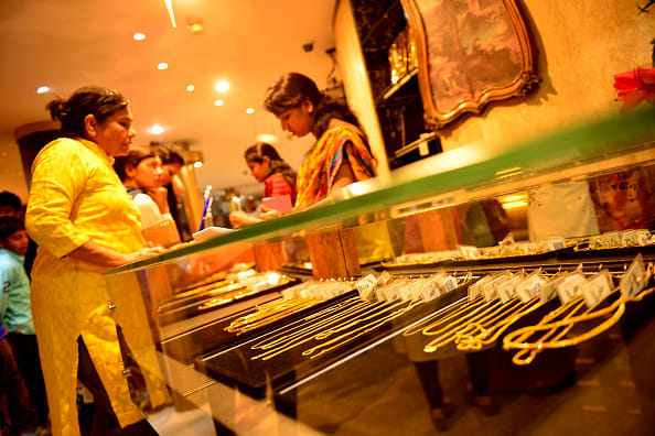 Gold falls by 355 per 10 gram due to global cue