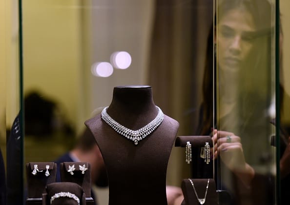 Gold falls by 355 per 10 gram due to global cue