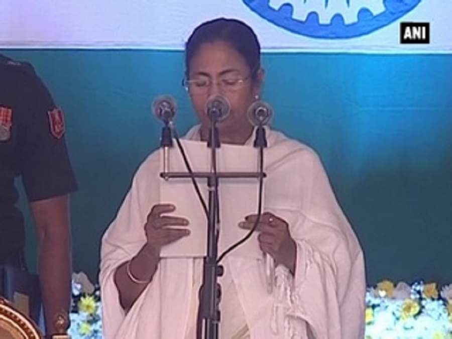 ममता ने ली सीएम की शपथ, लगातार दूसरी बार किया कुर्सी पर कब्जा