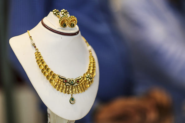 Gold falls by 355 per 10 gram due to global cue
