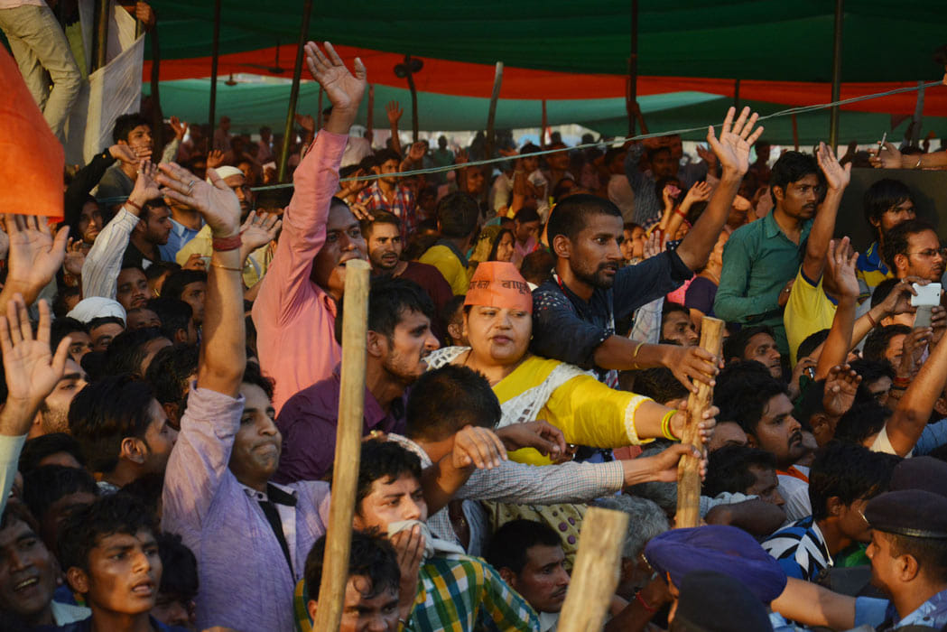 Uncontrollable crowd Modi's Saharanpur rally, people climbed up the pillar.