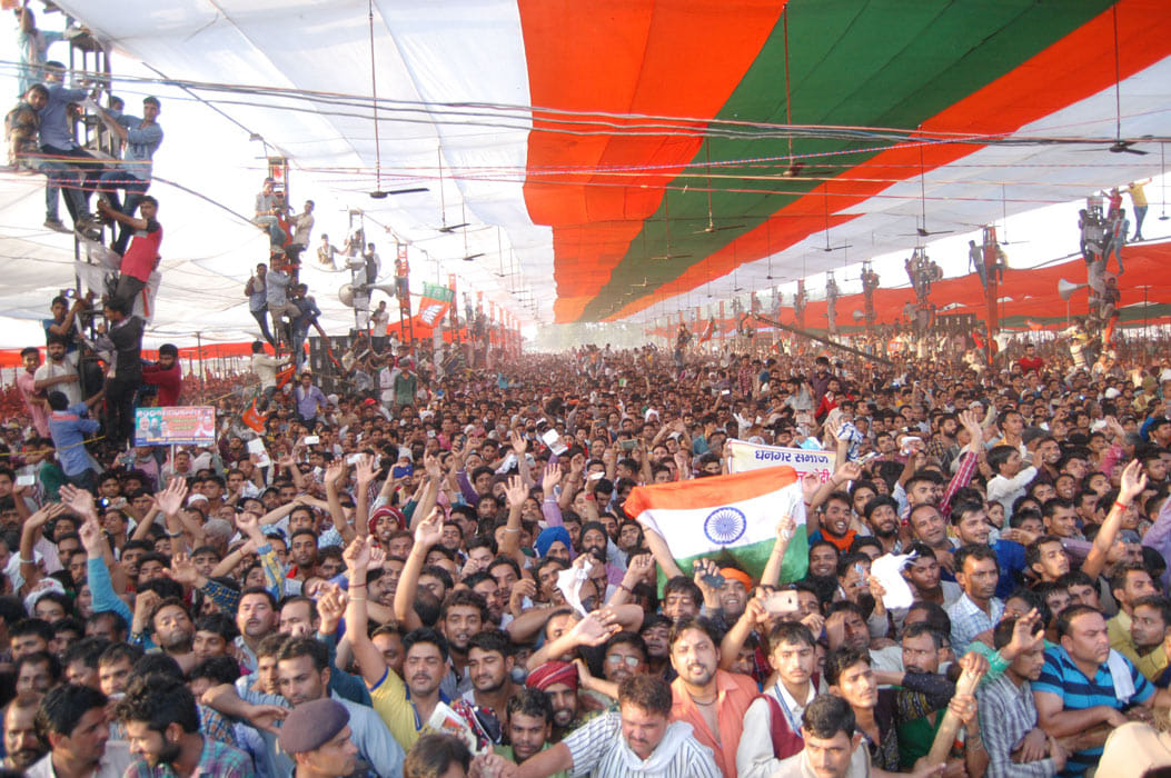 Uncontrollable crowd Modi's Saharanpur rally, people climbed up the pillar.