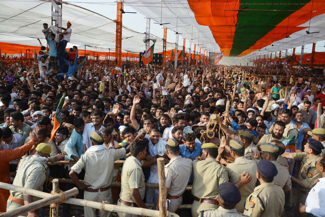Uncontrollable crowd Modi's Saharanpur rally, people climbed up the pillar.