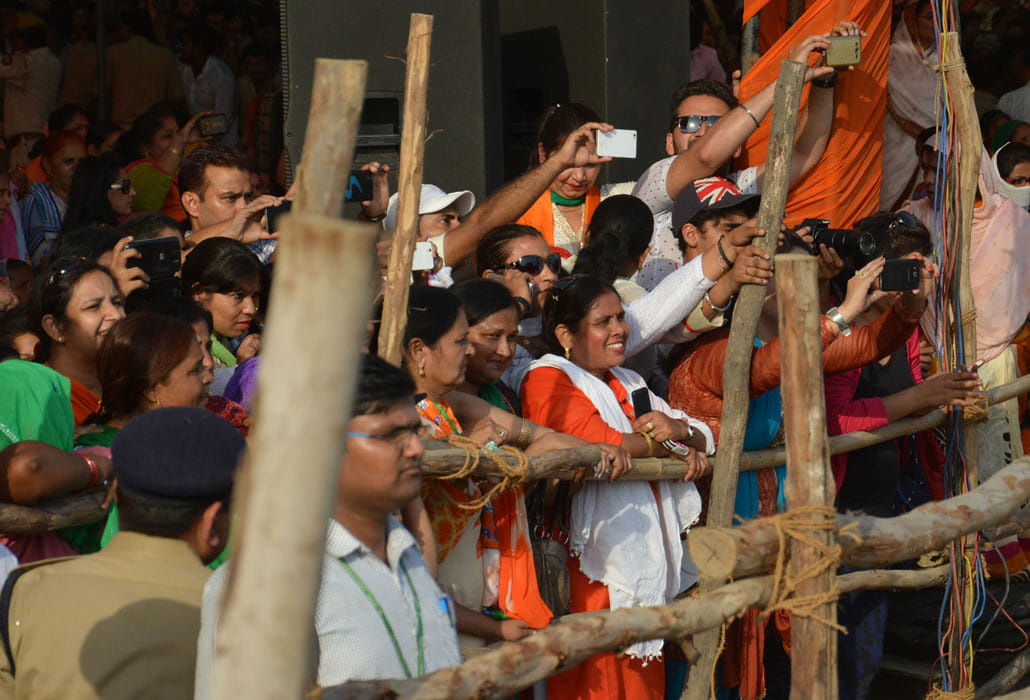 Uncontrollable crowd Modi's Saharanpur rally, people climbed up the pillar.