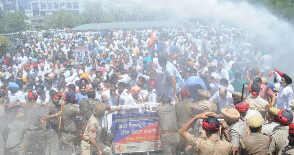 police lathicharge and water cannon use on congress workers in ludhiana