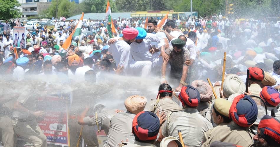 police lathicharge and water cannon use on congress workers in ludhiana