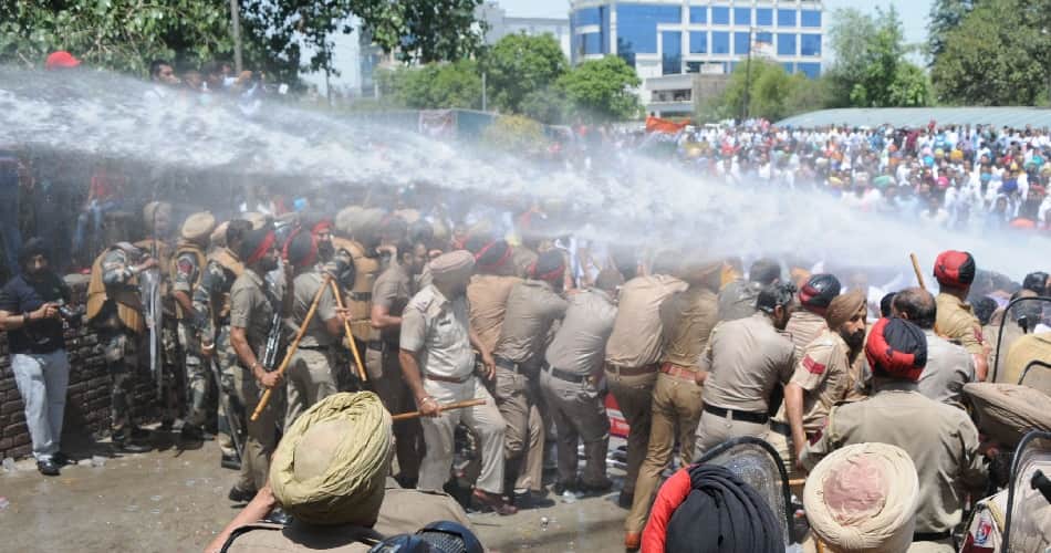 police lathicharge and water cannon use on congress workers in ludhiana