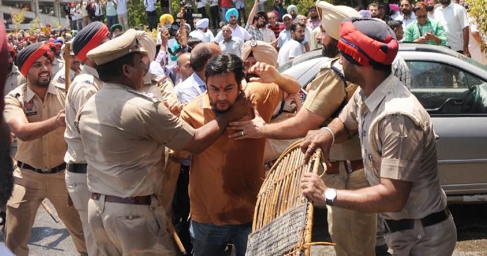 police lathicharge and water cannon use on congress workers in ludhiana