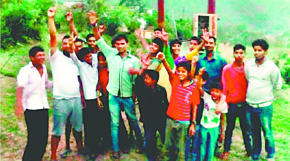 Villagers on the performance of power Simkuna