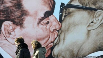 kissing paintings of trump and putin 