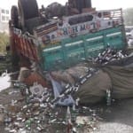 मुल्लापुर के पास पलटा हुअा बीयर से भरा कैंटर।