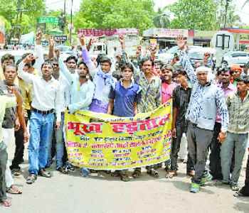 Sitting on hunger strike 14 auto drivers arrested