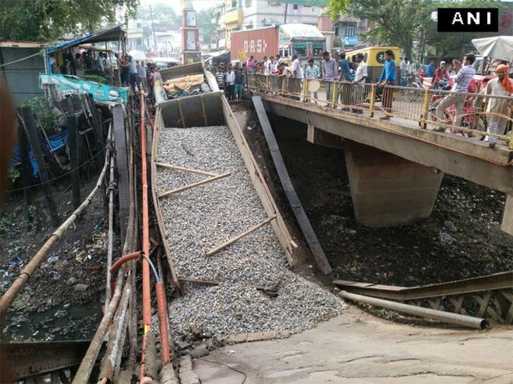 under construction bridge in Odisha collapse 14 labourers injured and 3 in serious condition
