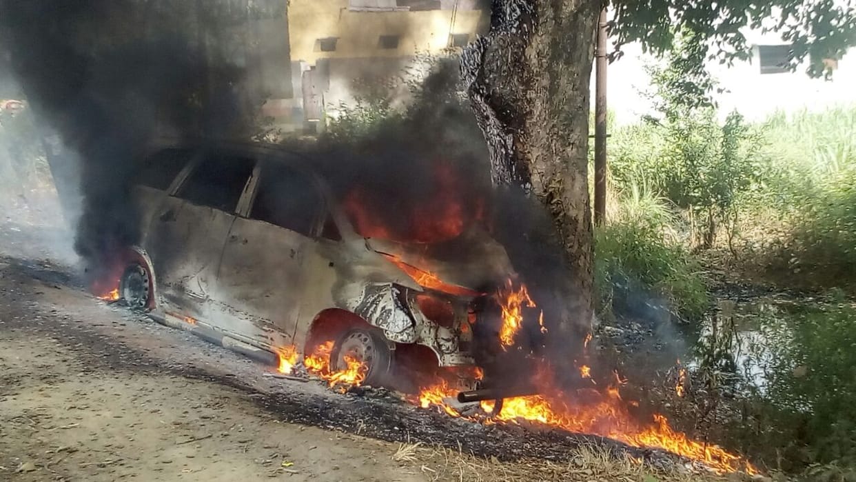 innova car crash into tree and caught fire in faizabad