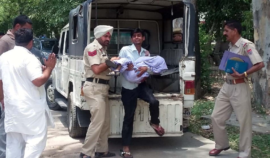 accident from army truck in pathankot, child killed, father safe