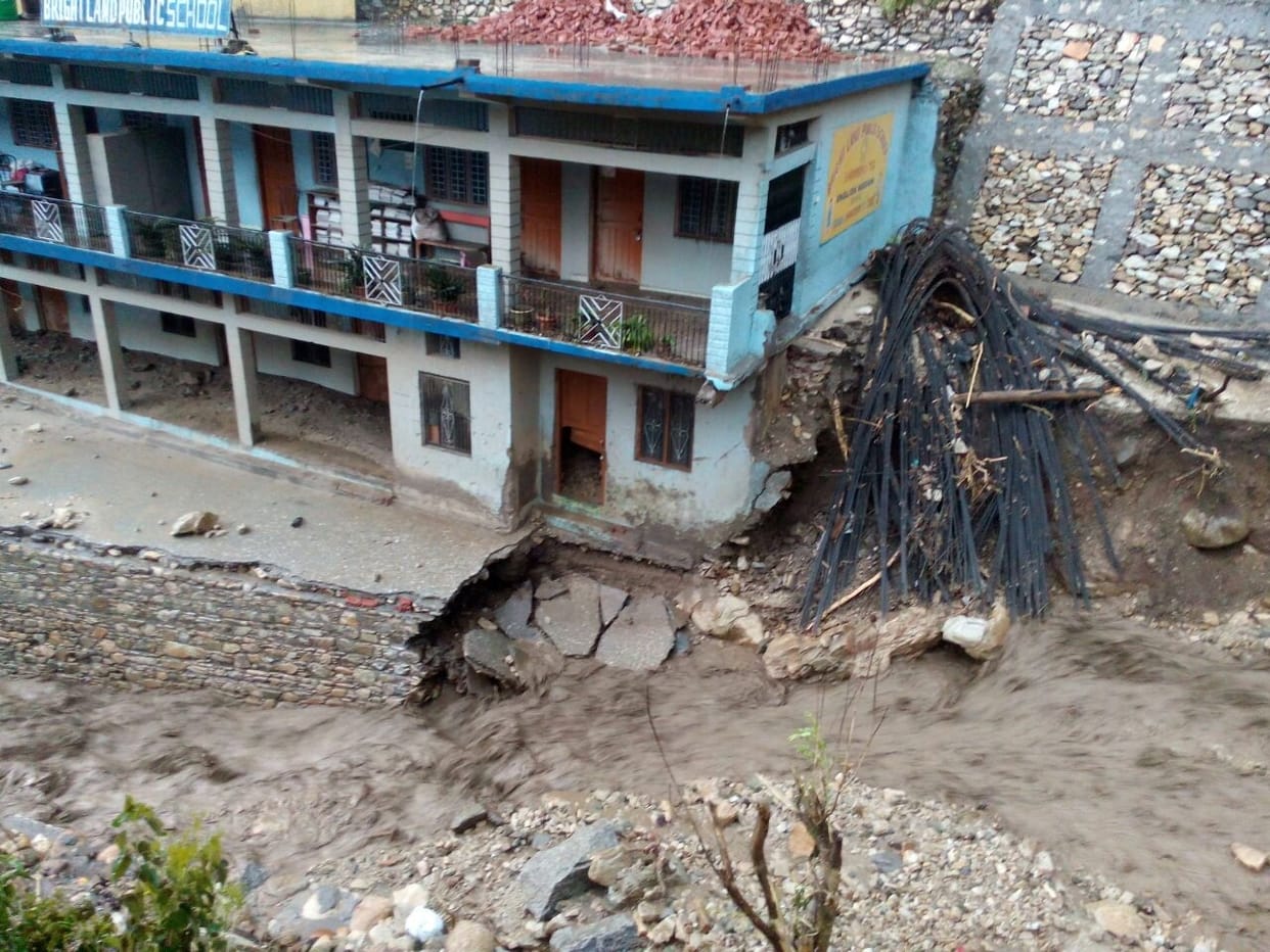 cloud burst in tehri, many Houses demolished.