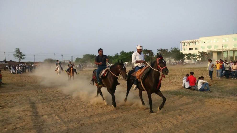 Horse riding on desi racing track, Pawan win the race