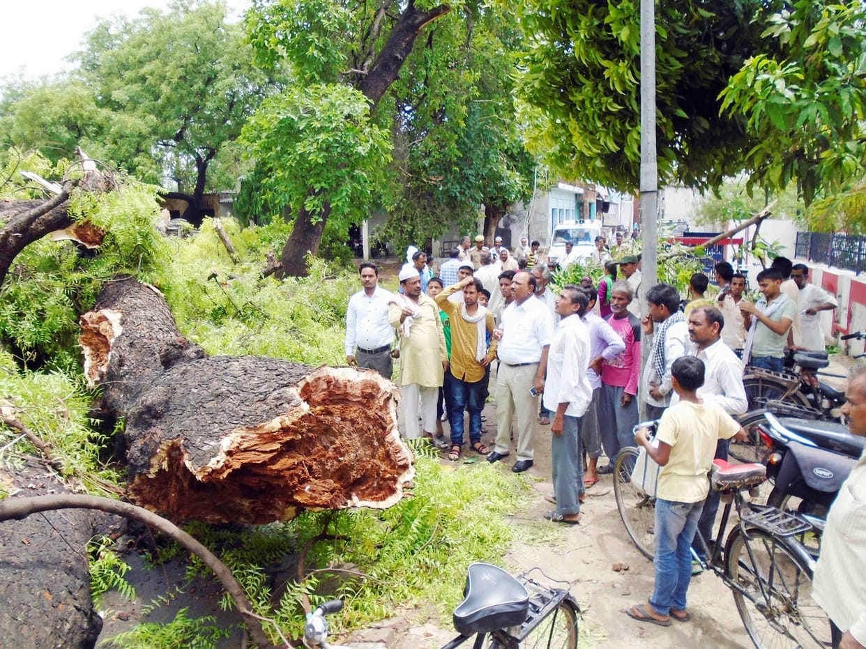 Blowing the huts and the wall fell, one killed